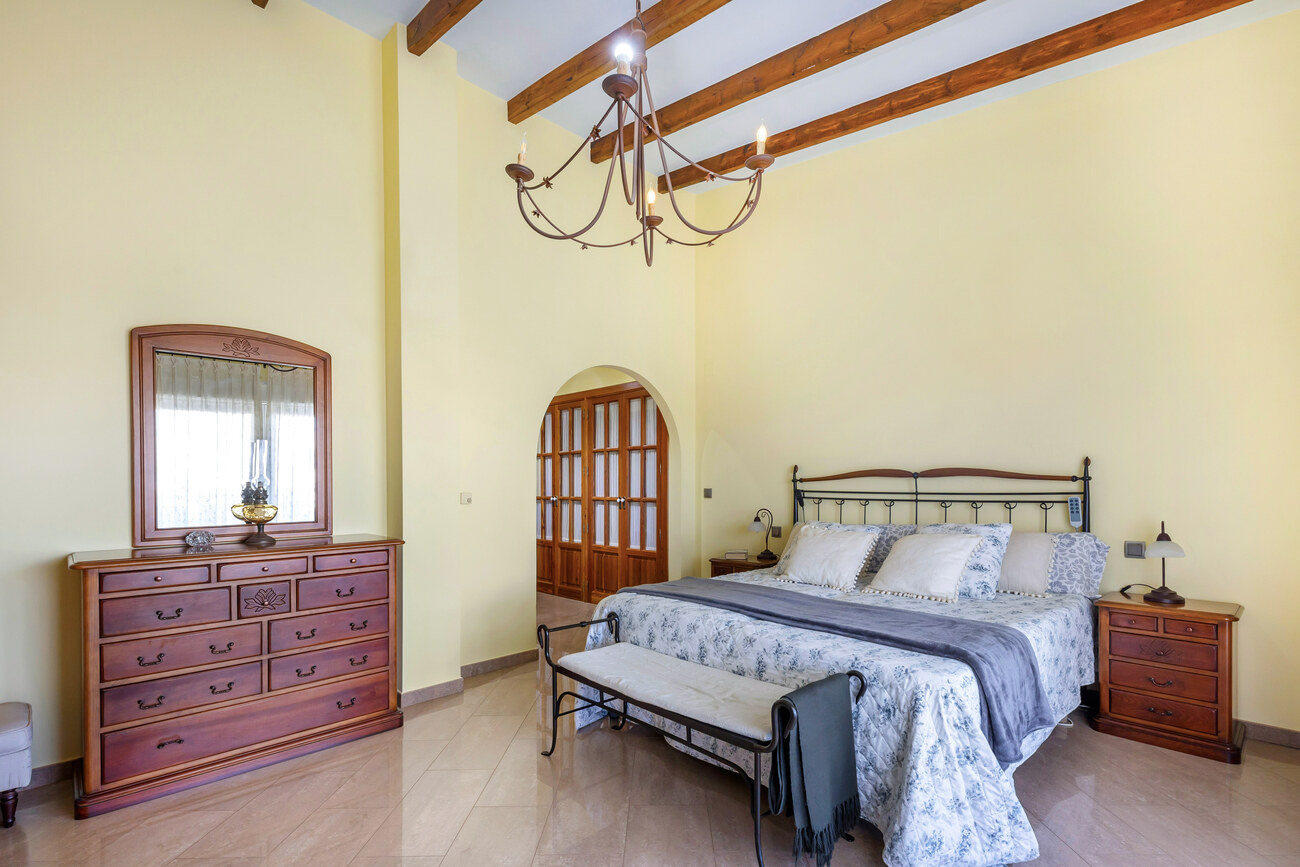 Master bedroom in villa for sale in Torrevieja