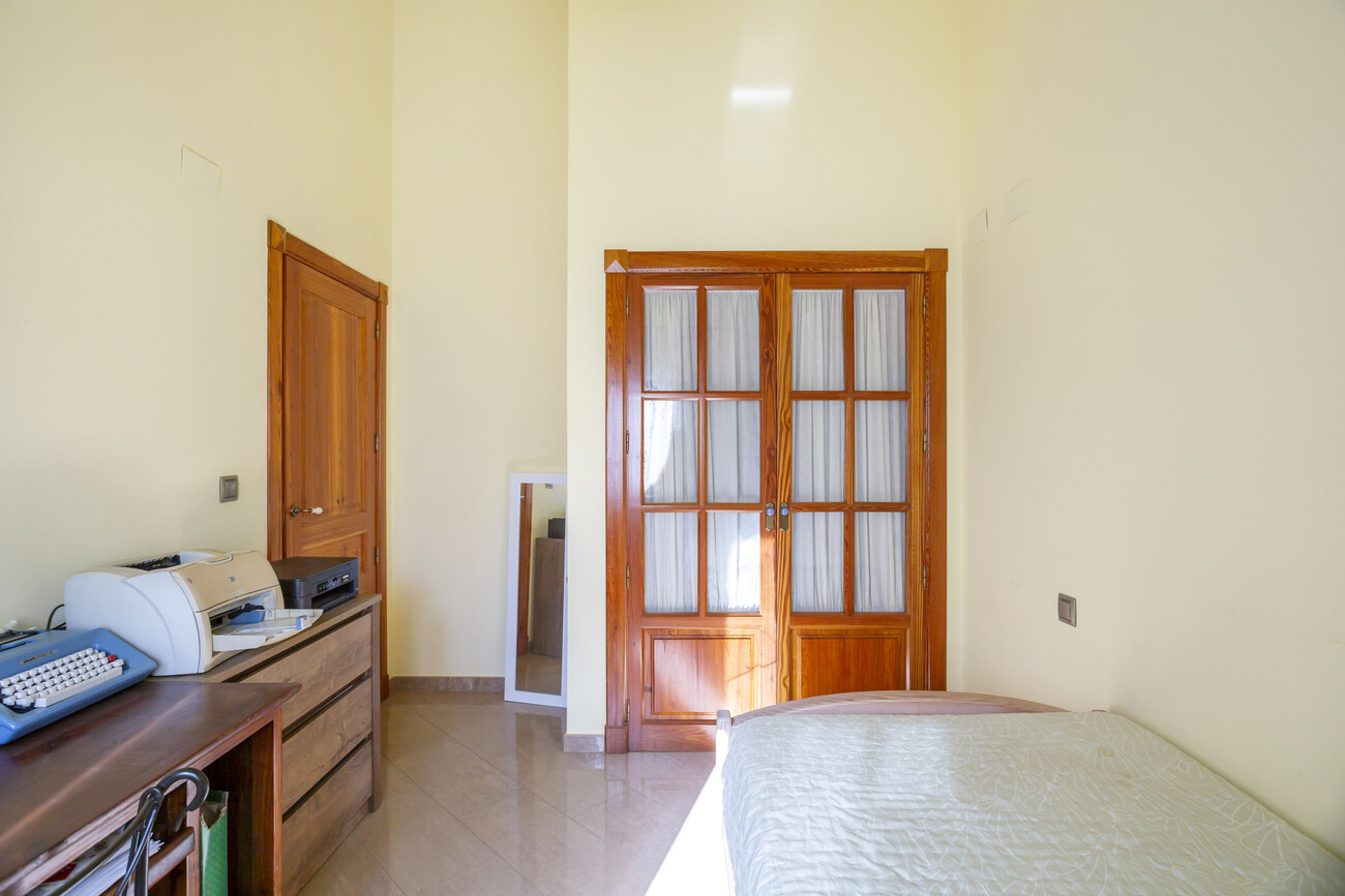 Bedroom in villa for sale in Torrevieja