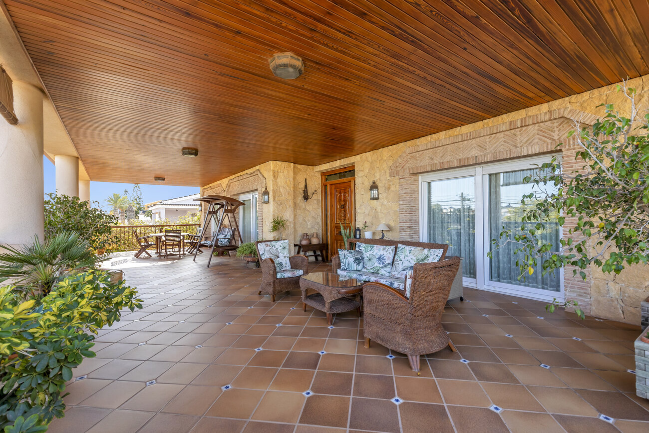 Terrace in villa for sale in Torrevieja