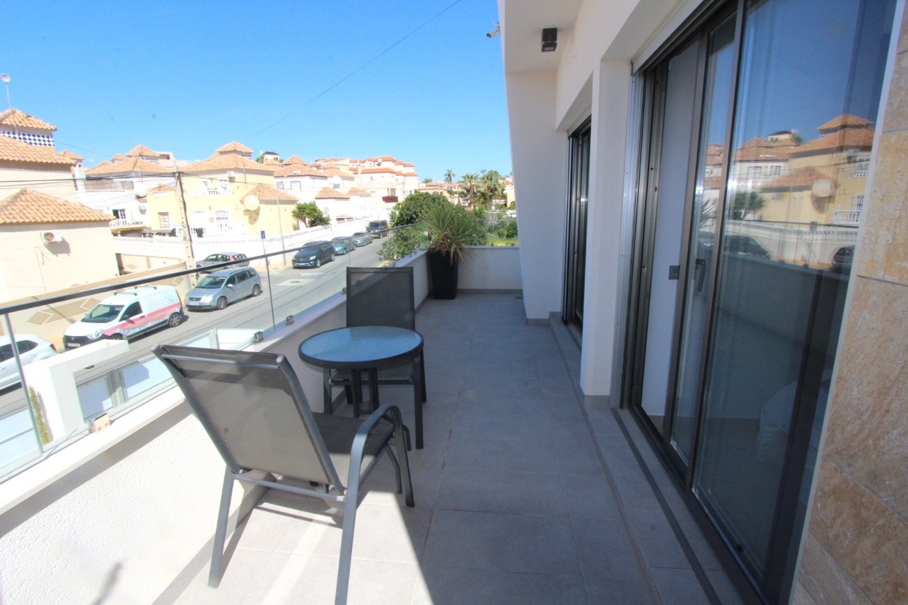 Garden in villa for sale in Villamartin