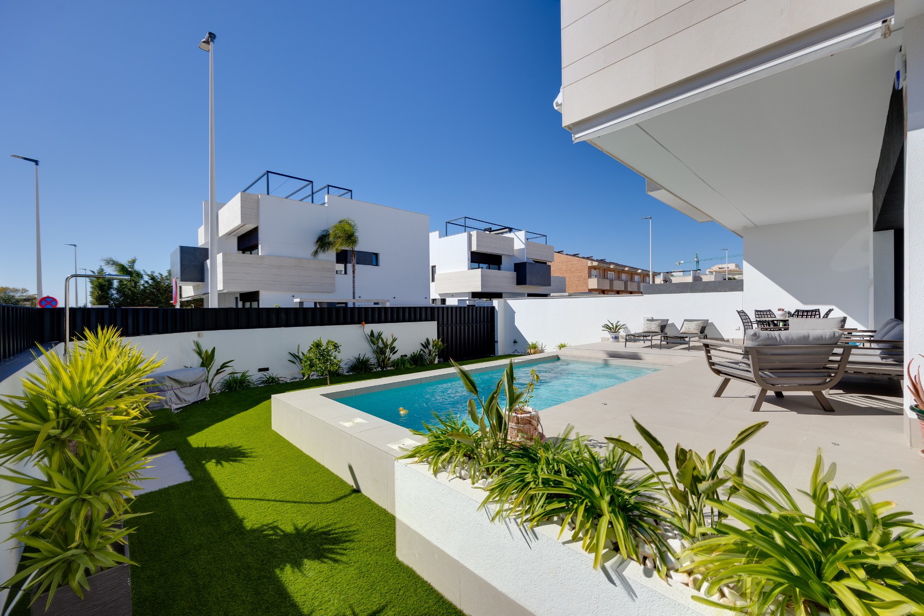 Discover this modern apartment with 3 bedrooms and 2 bathrooms, located in the peaceful and well-con