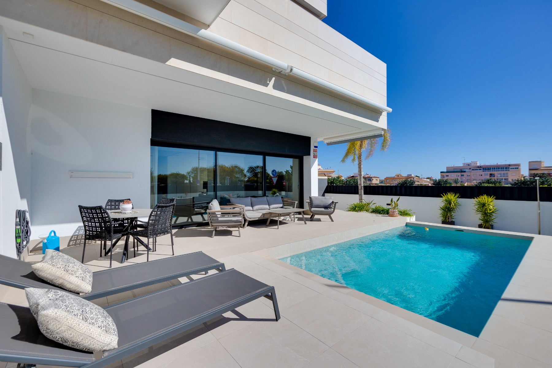Discover this modern apartment with 3 bedrooms and 2 bathrooms, located in the peaceful and well-con