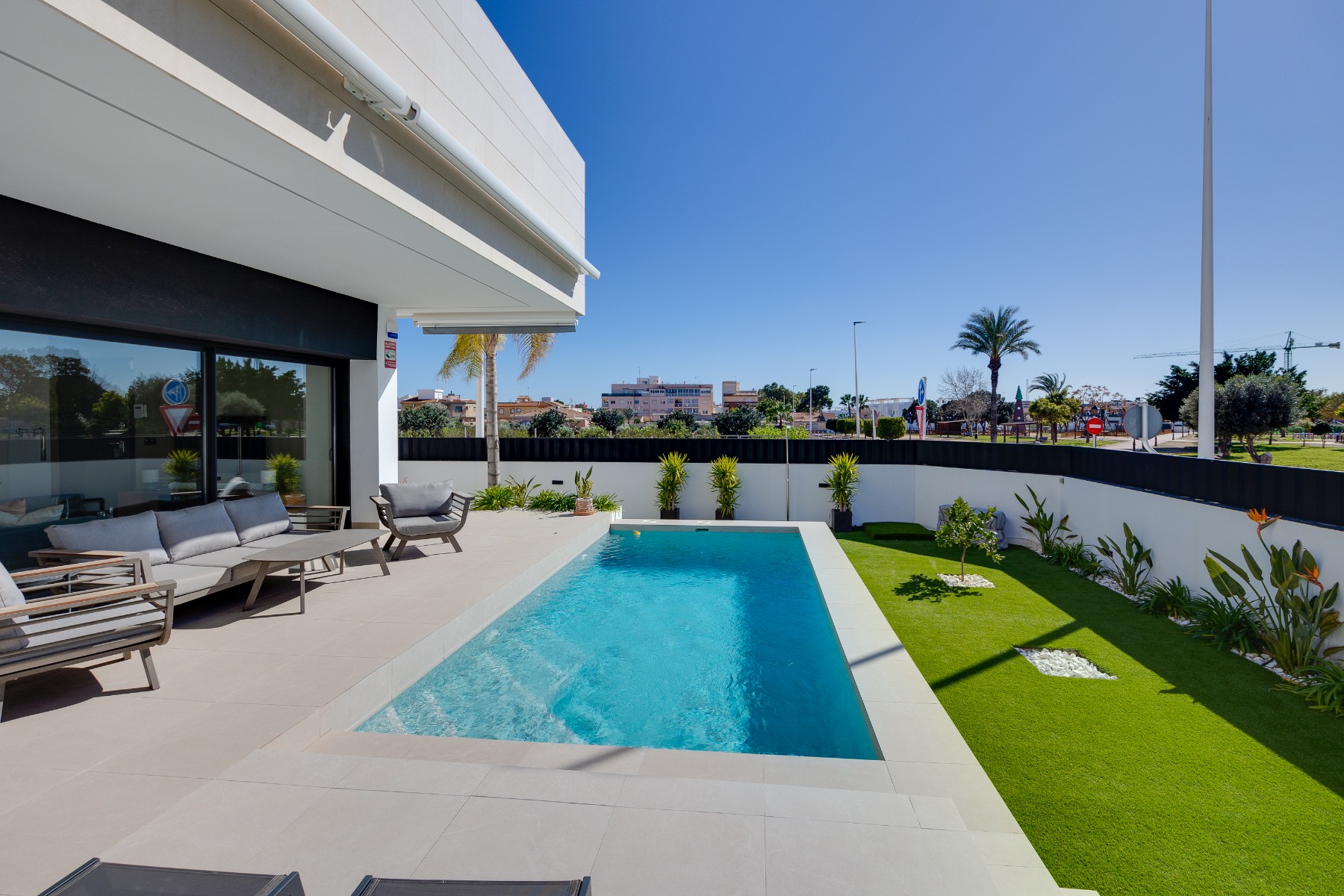 Discover this modern apartment with 3 bedrooms and 2 bathrooms, located in the peaceful and well-con