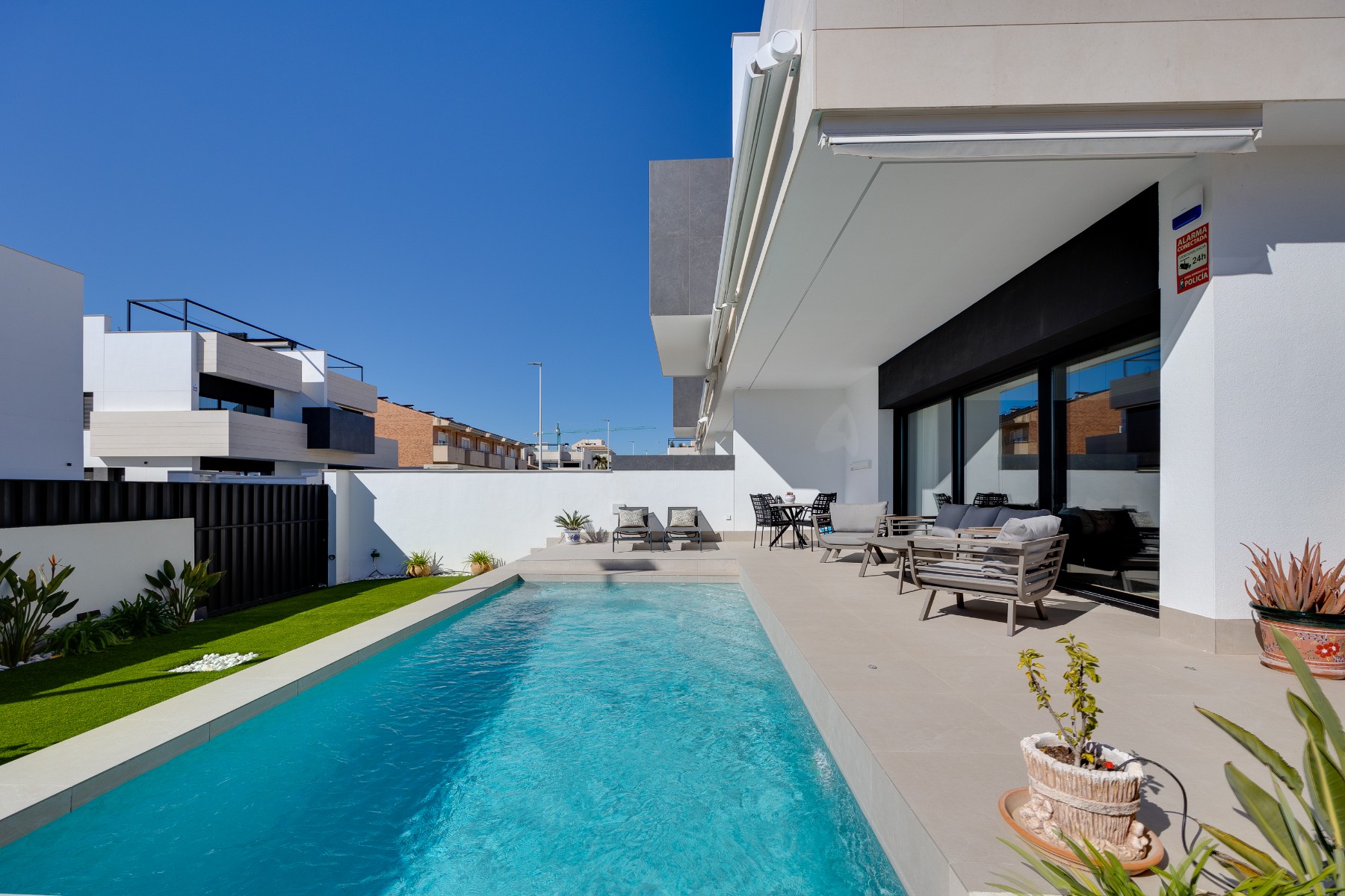 Discover this modern apartment with 3 bedrooms and 2 bathrooms, located in the peaceful and well-con