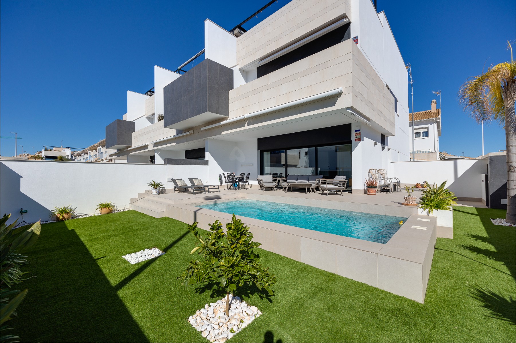 Discover this modern apartment with 3 bedrooms and 2 bathrooms, located in the peaceful and well-con