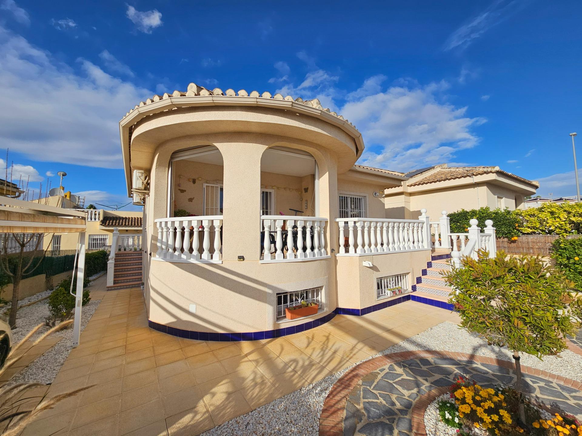 Dining area in villa for sale in Benijofar