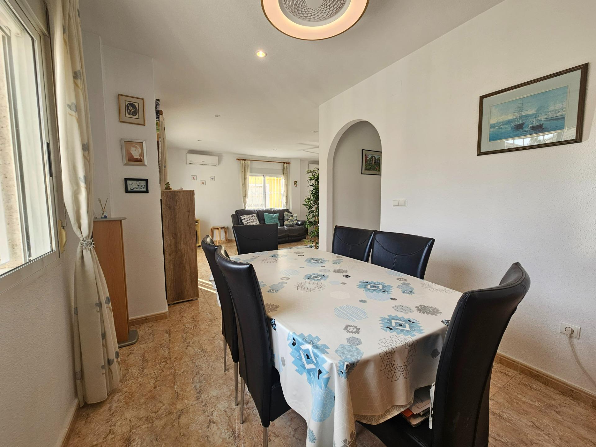 Dining area in villa for sale in Benijofar