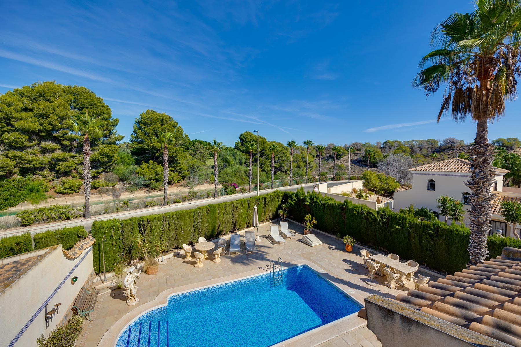Garden in villa for sale in Orihuela Costa