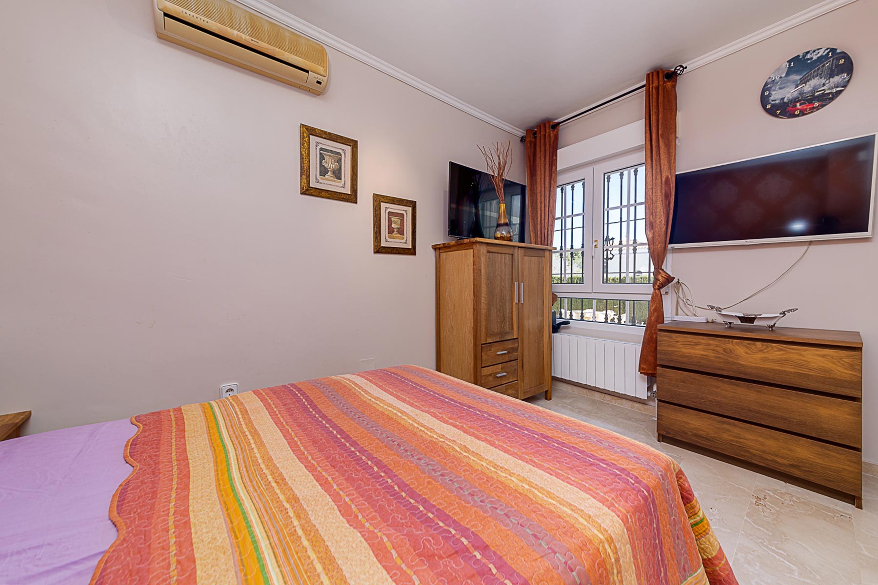 Bedroom in villa for sale in Orihuela Costa