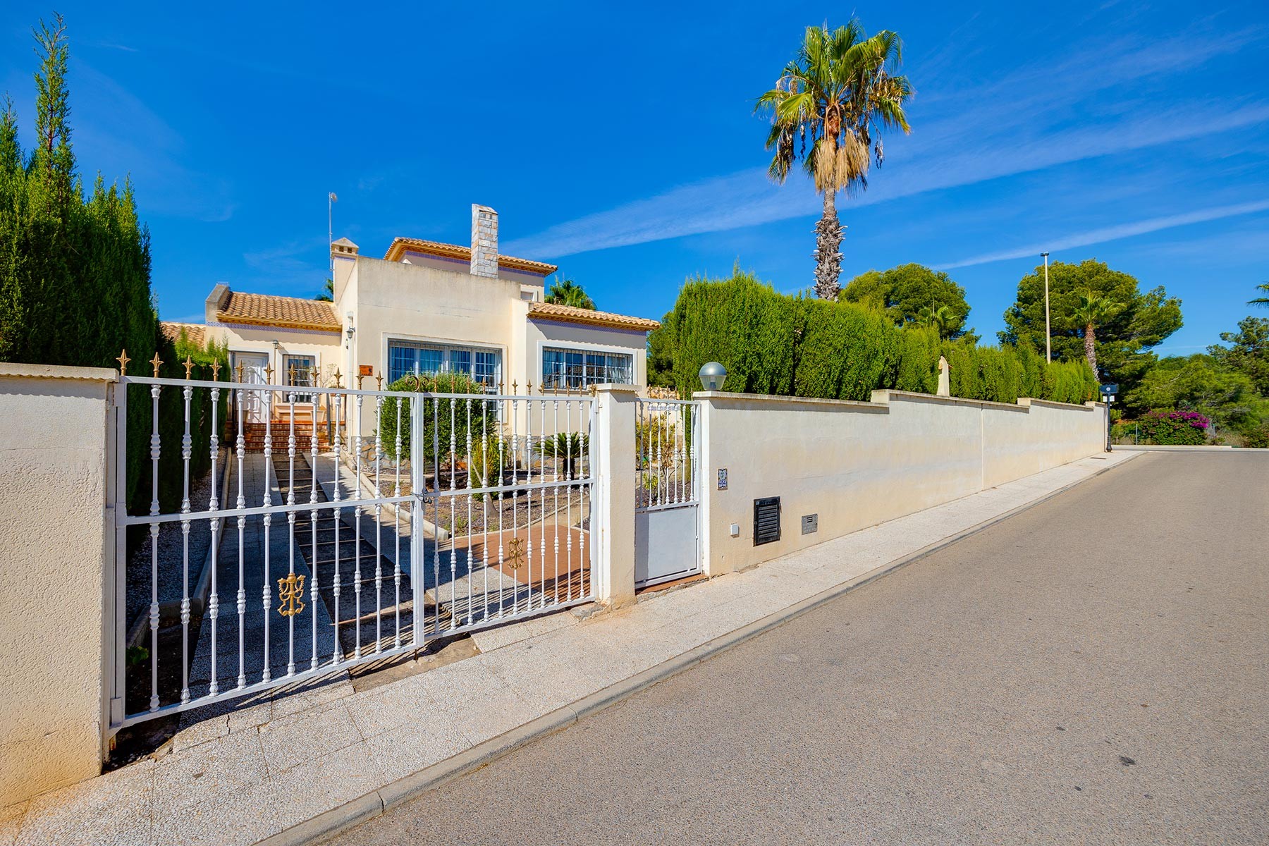 Garden in villa for sale in Orihuela Costa