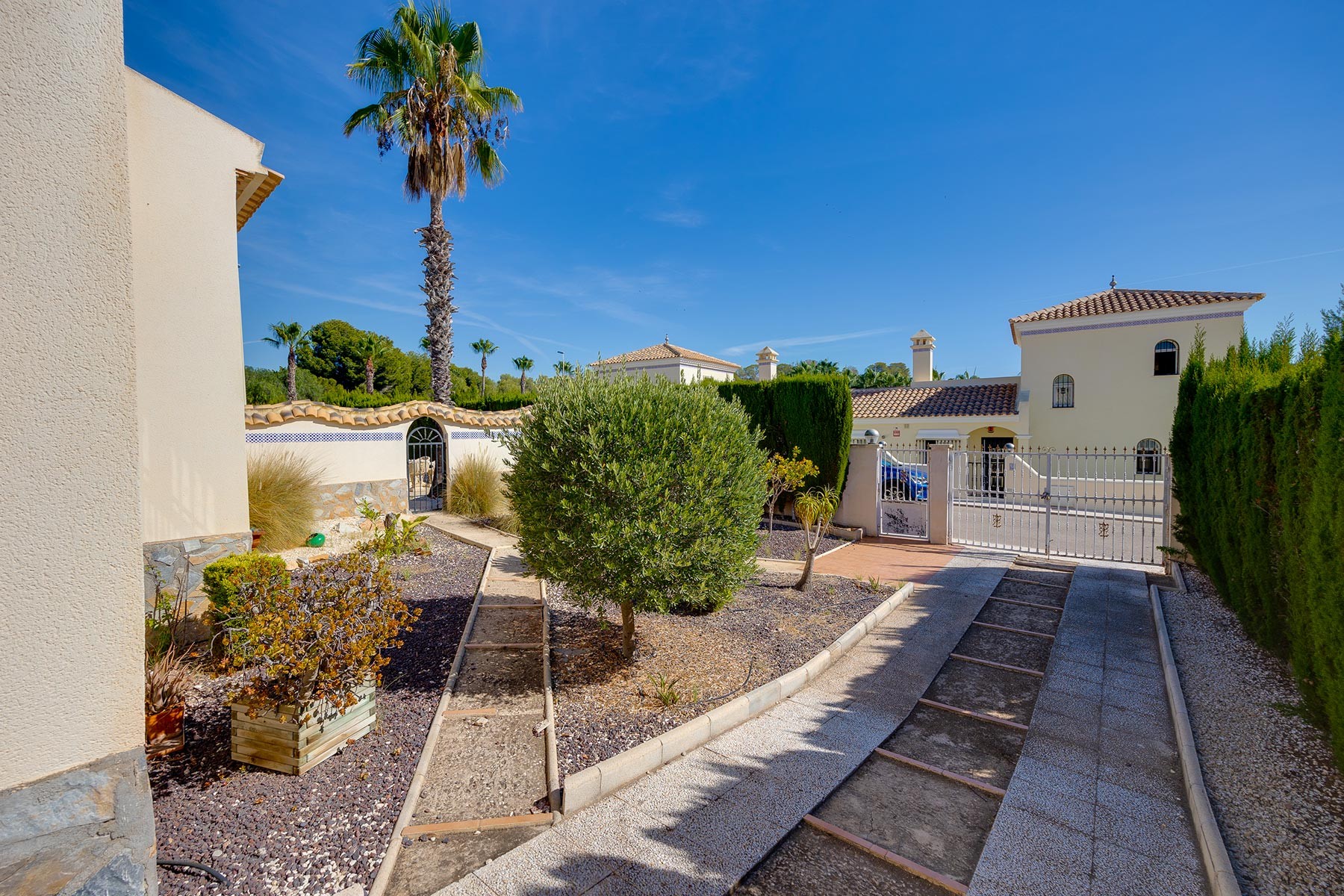Bedroom in villa for sale in Orihuela Costa