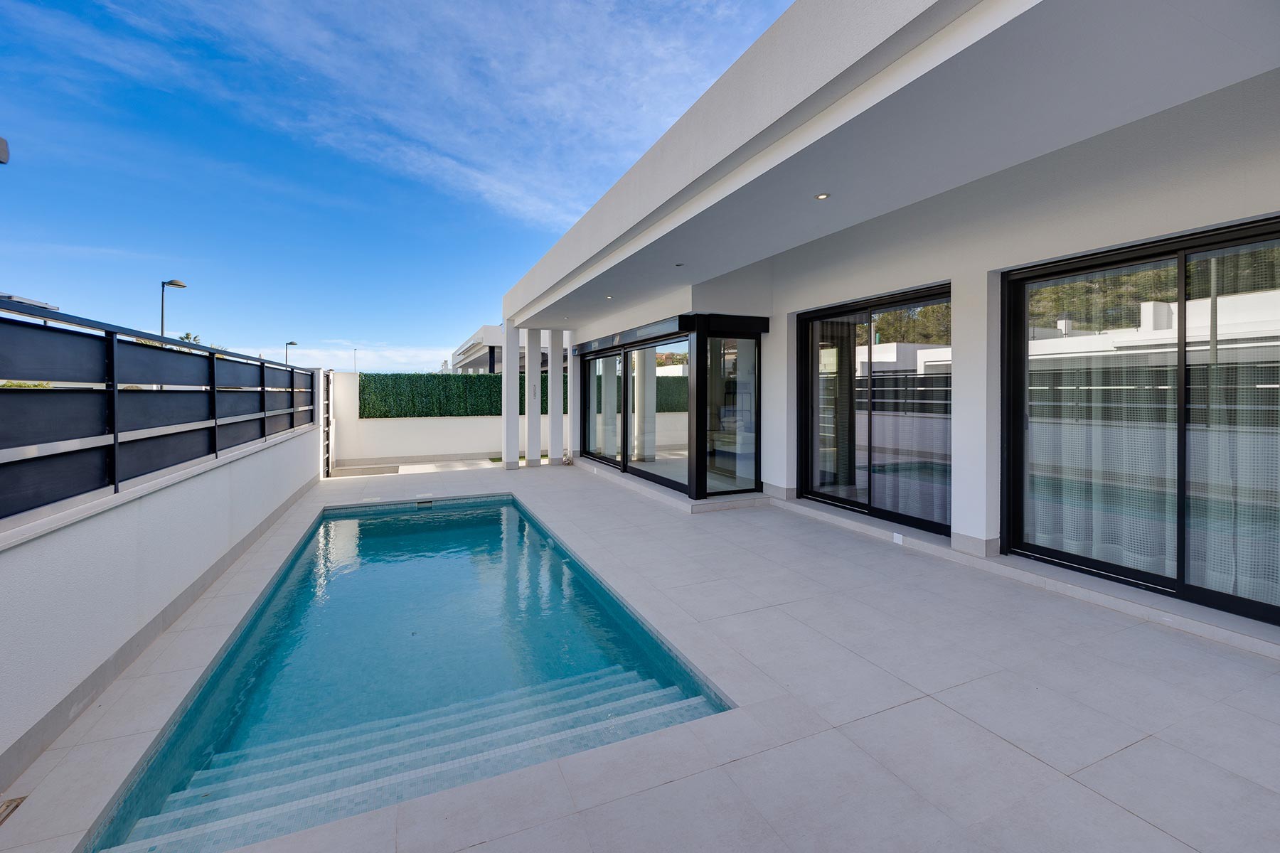 This modern detached villa in Pinar de Campoverde is an ideal option for those seeking tranquility ,