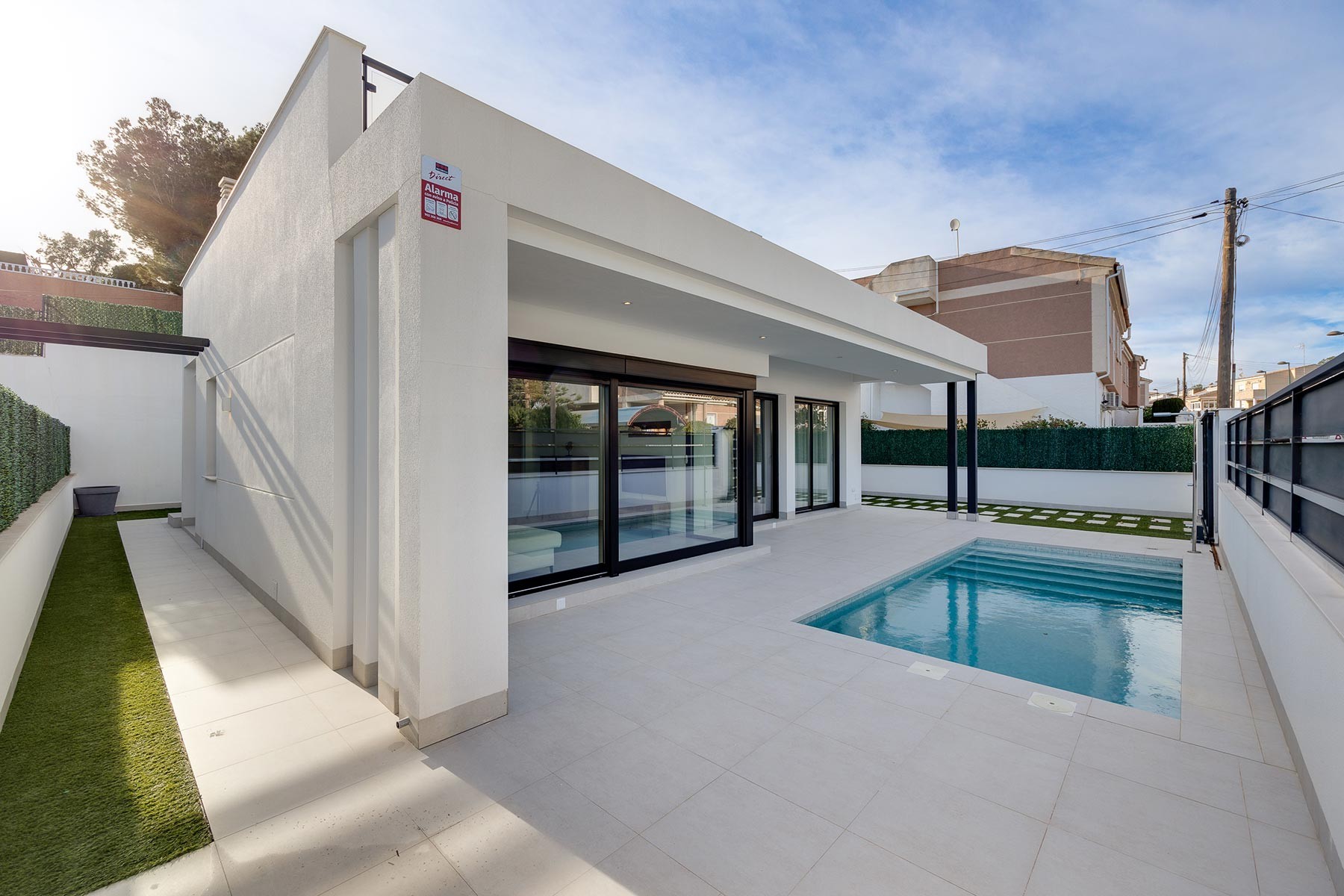 This modern detached villa in Pinar de Campoverde is an ideal option for those seeking tranquility ,
