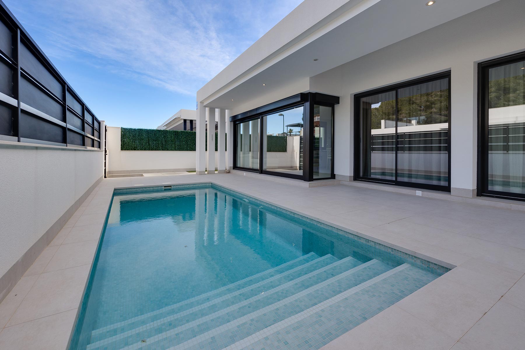 This modern detached villa in Pinar de Campoverde is an ideal option for those seeking tranquility ,
