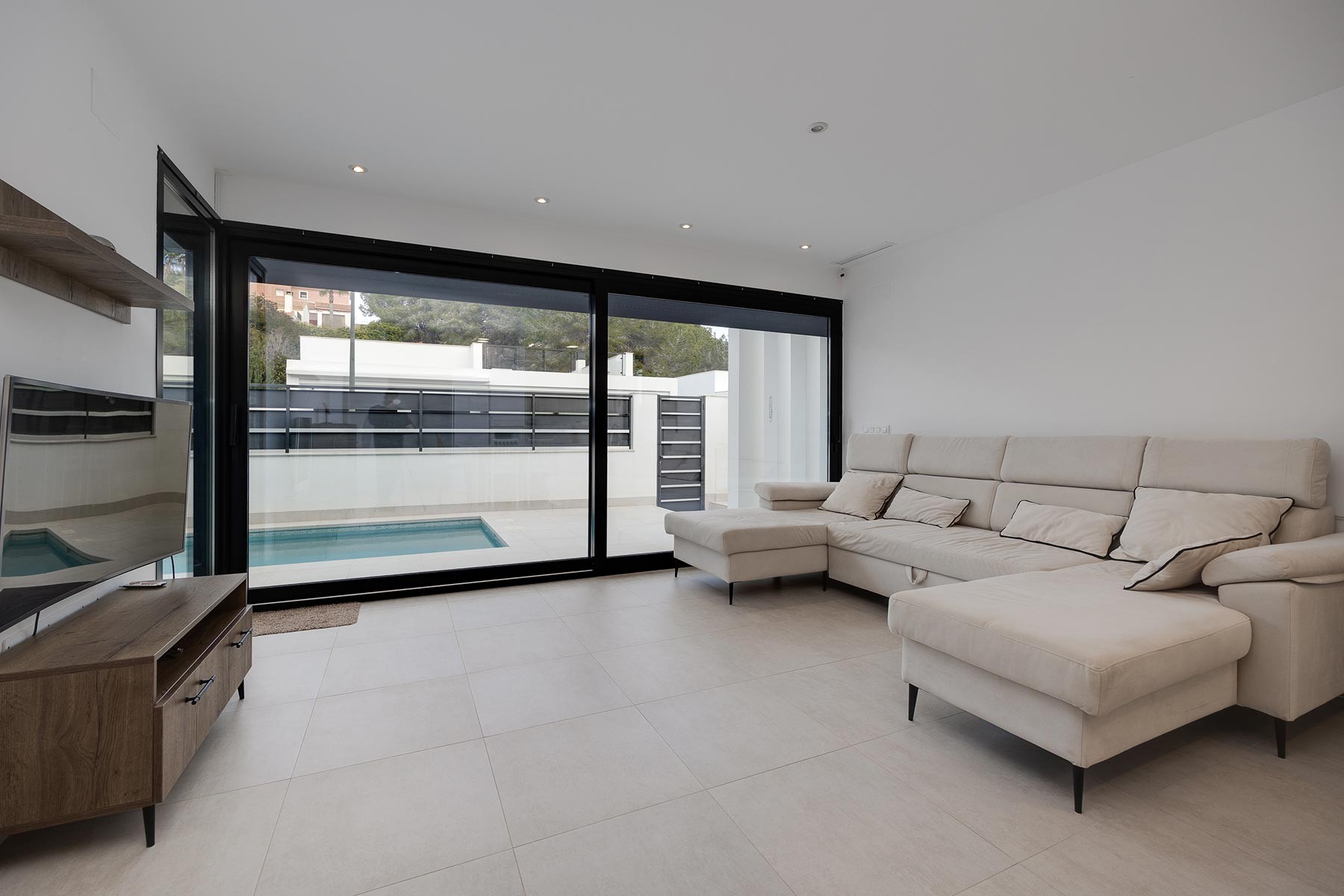 This modern detached villa in Pinar de Campoverde is an ideal option for those seeking tranquility ,