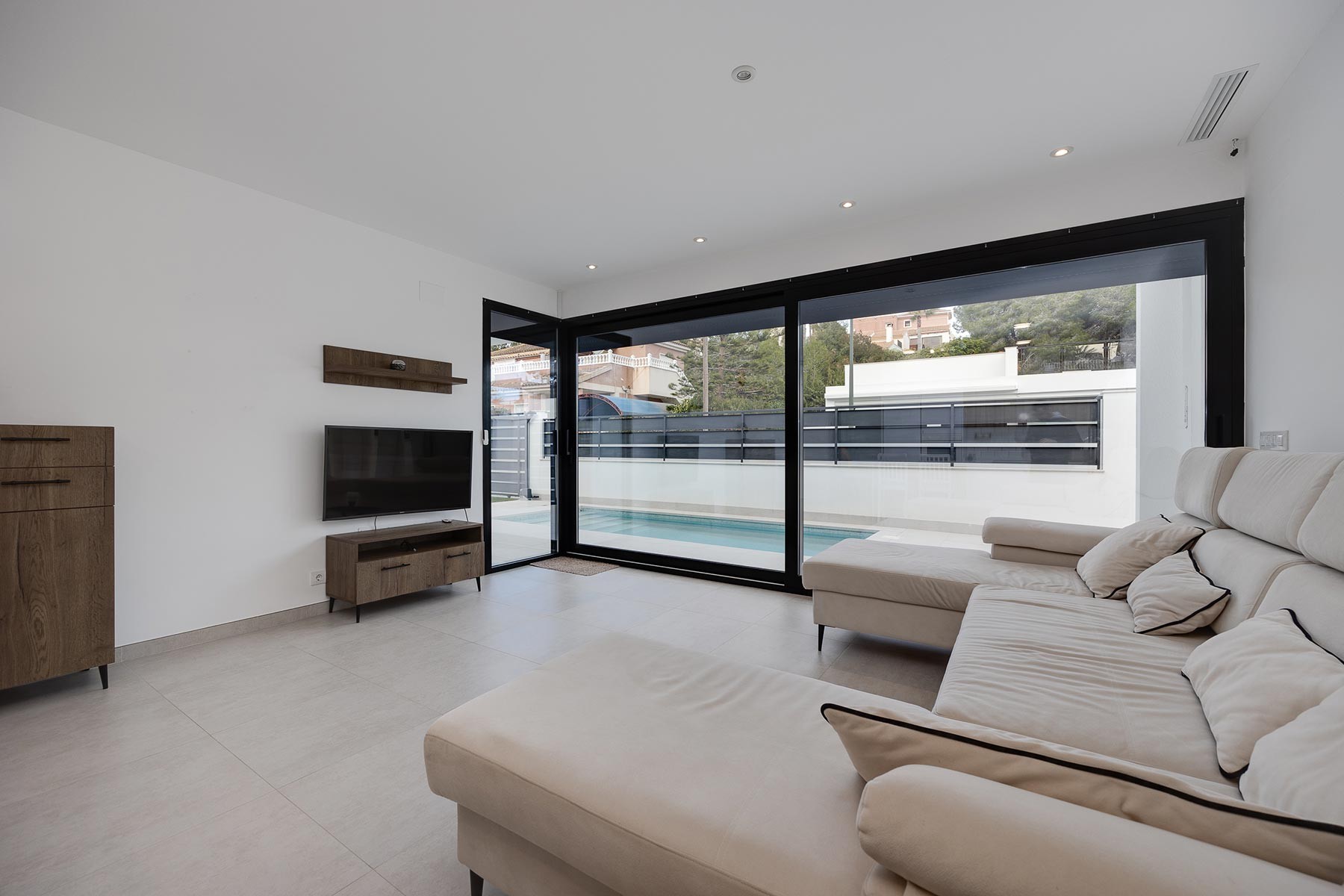 This modern detached villa in Pinar de Campoverde is an ideal option for those seeking tranquility ,