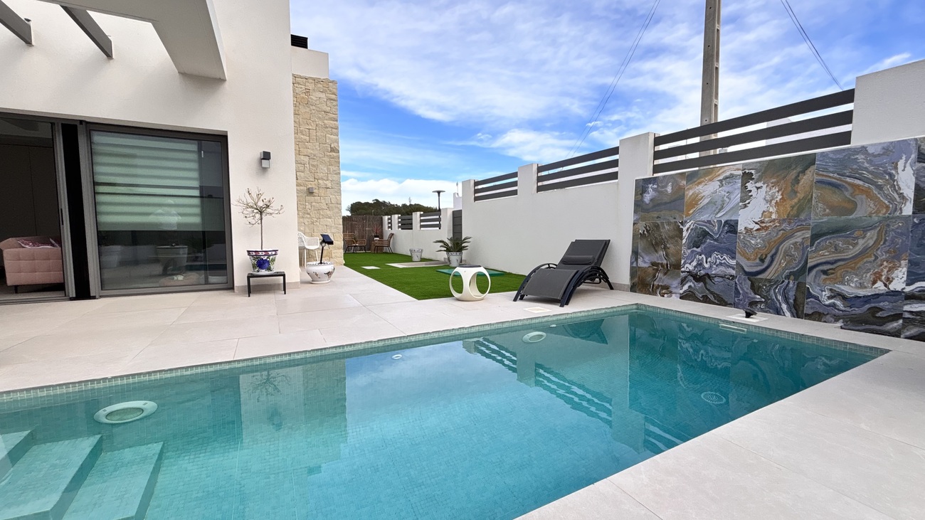 Garden in villa for sale in San Miguel de Salinas
