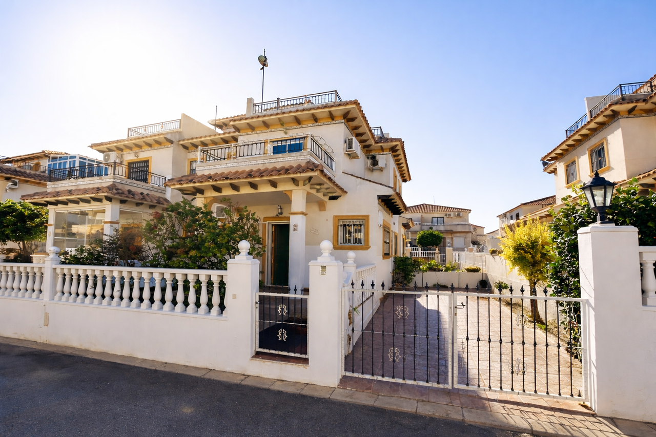 This beautifully presented 2-bedroom, 2-bathroom semi-detached San Jose property sits on a generous
