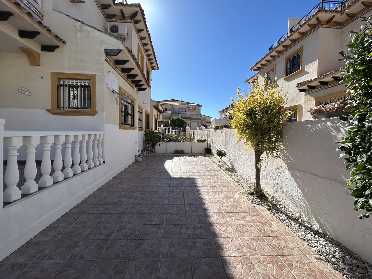 This beautifully presented 2-bedroom, 2-bathroom semi-detached San Jose property sits on a generous