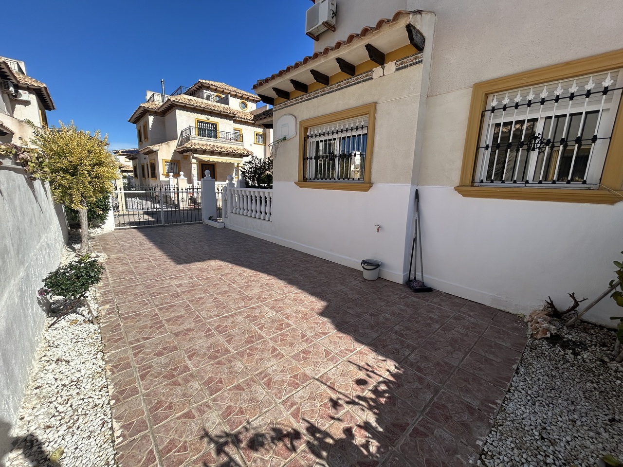 This beautifully presented 2-bedroom, 2-bathroom semi-detached San Jose property sits on a generous