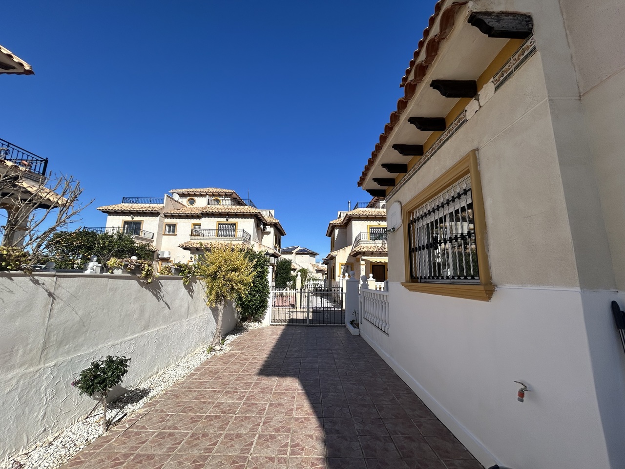 This beautifully presented 2-bedroom, 2-bathroom semi-detached San Jose property sits on a generous