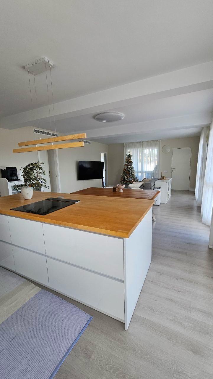 Pool area in villa for sale in Orihuela