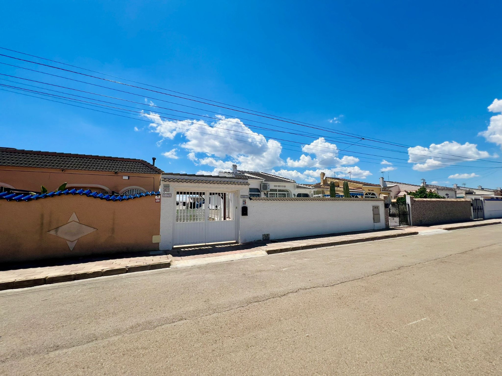 REFERENCE: 015 Property information We present to you a 114 m² townhouse on a 287 m² plot in the San