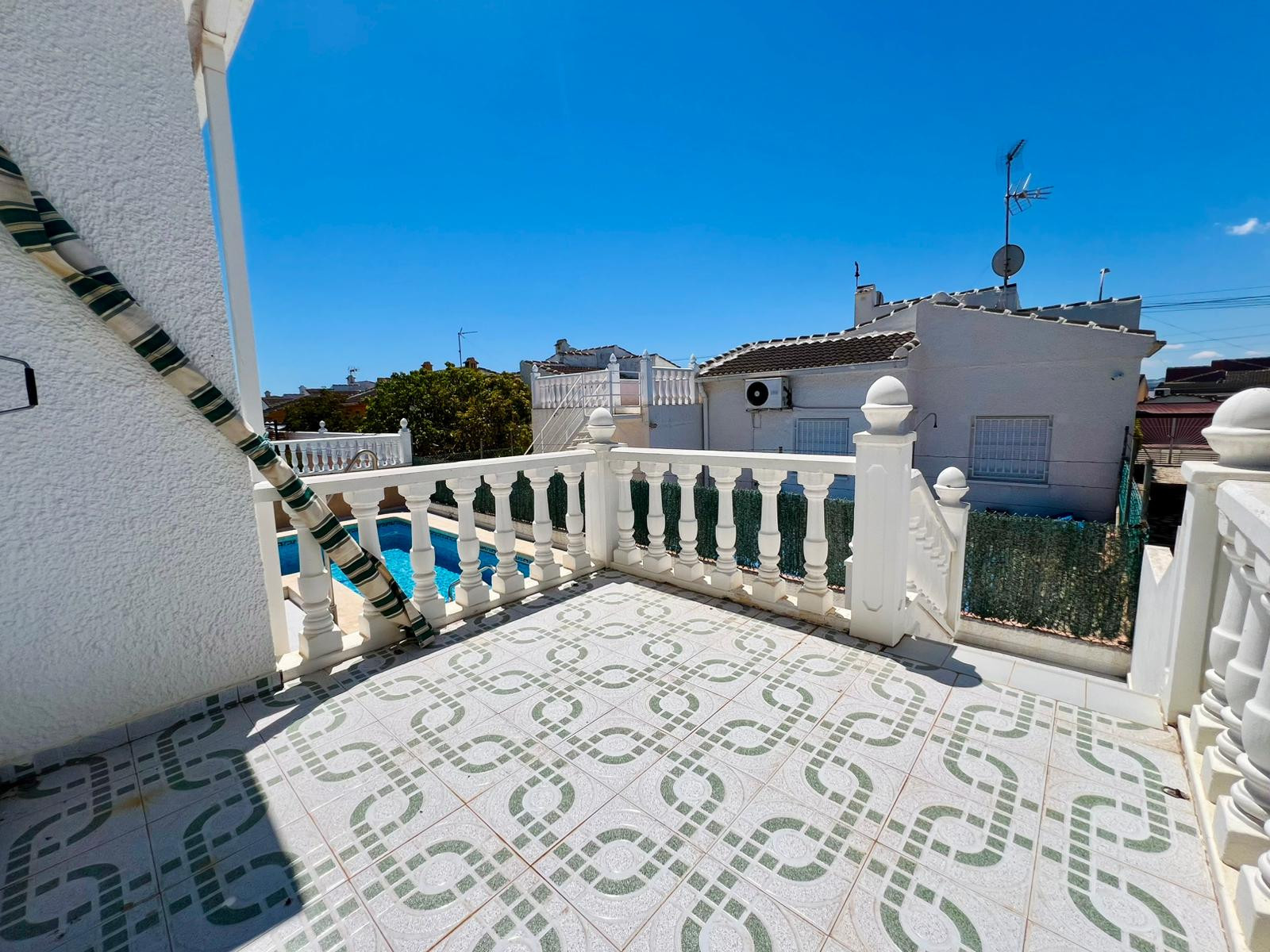 REFERENCE: 015 Property information We present to you a 114 m² townhouse on a 287 m² plot in the San