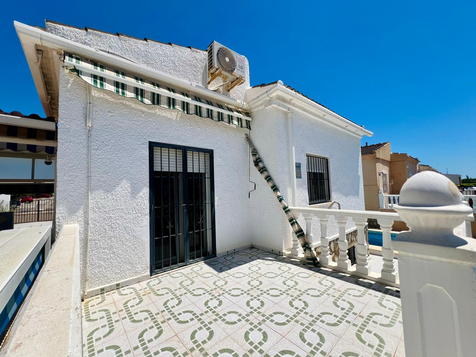 REFERENCE: 015 Property information We present to you a 114 m² townhouse on a 287 m² plot in the San