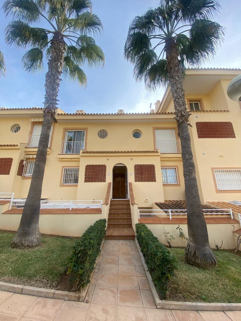 We are happy to present this fantastic duplex located in the prestigious Aguamarina development, rig