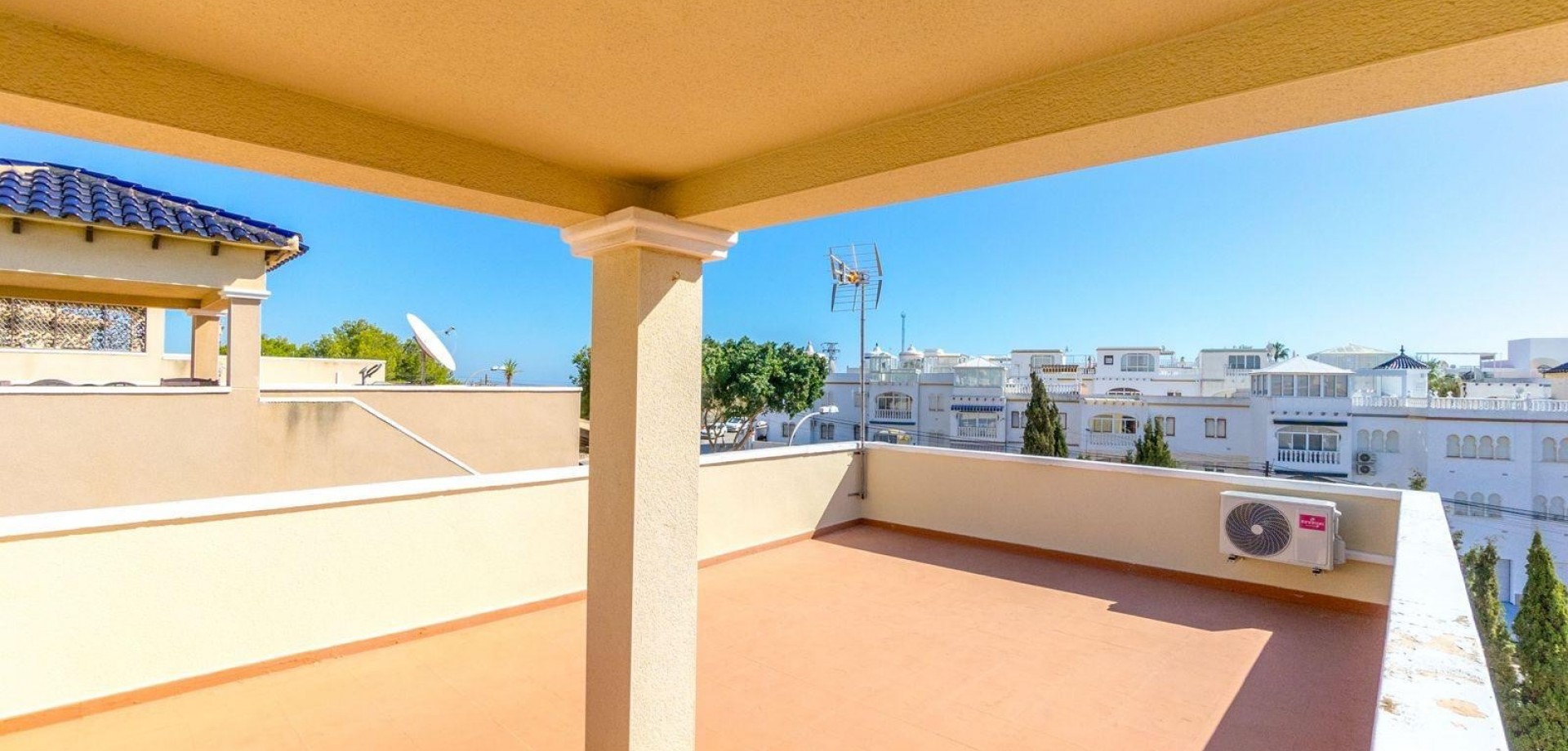 Garden in villa for sale in Orihuela Costa