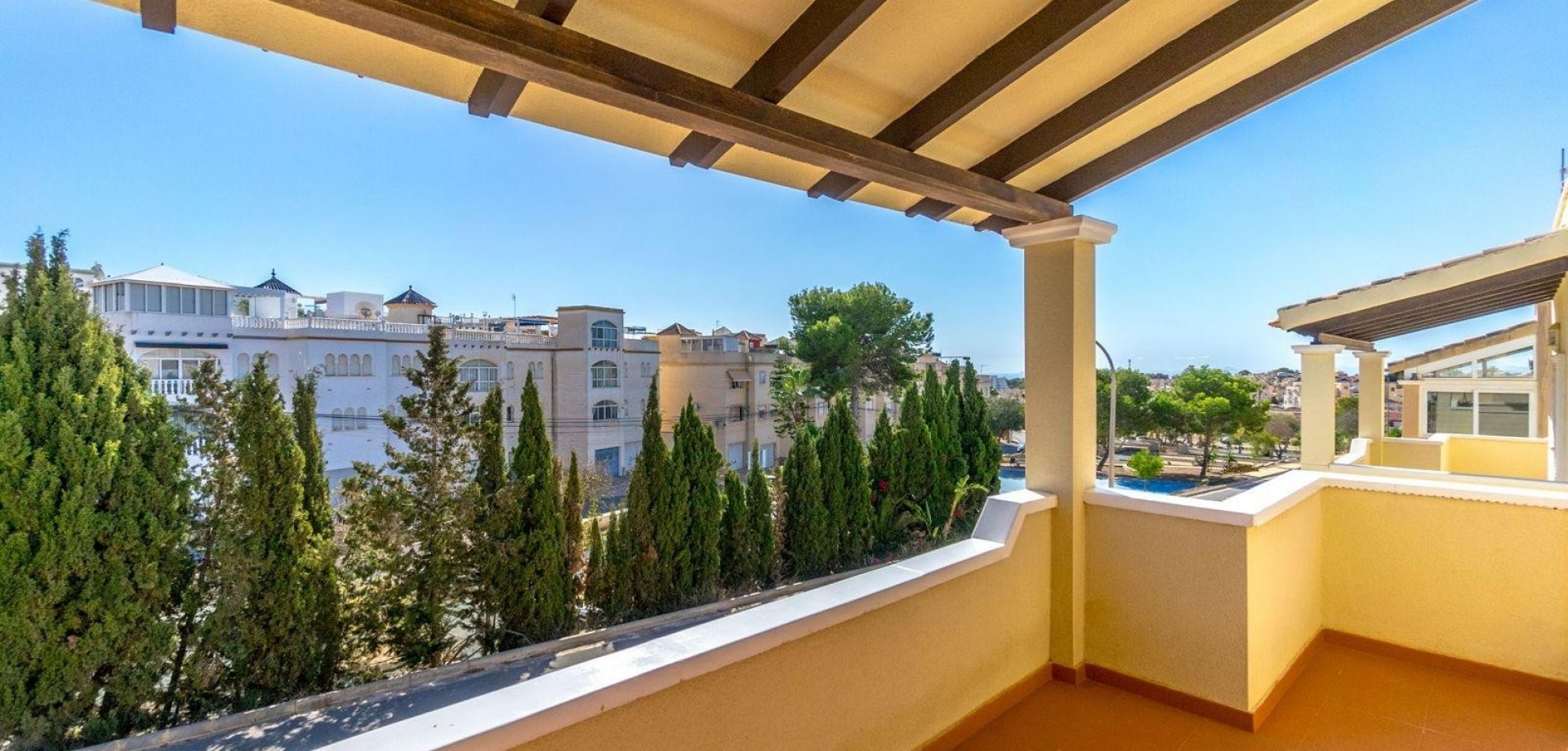 Garden in villa for sale in Orihuela Costa