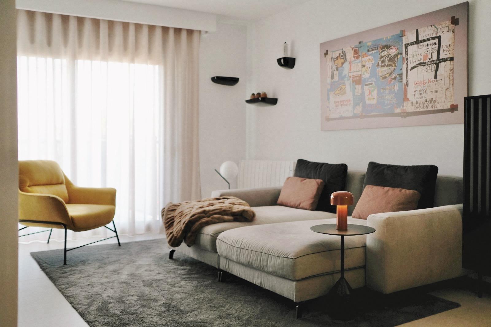 Discover this spectacular, completely renovated two-bedroom apartment in the coveted area of La Ve