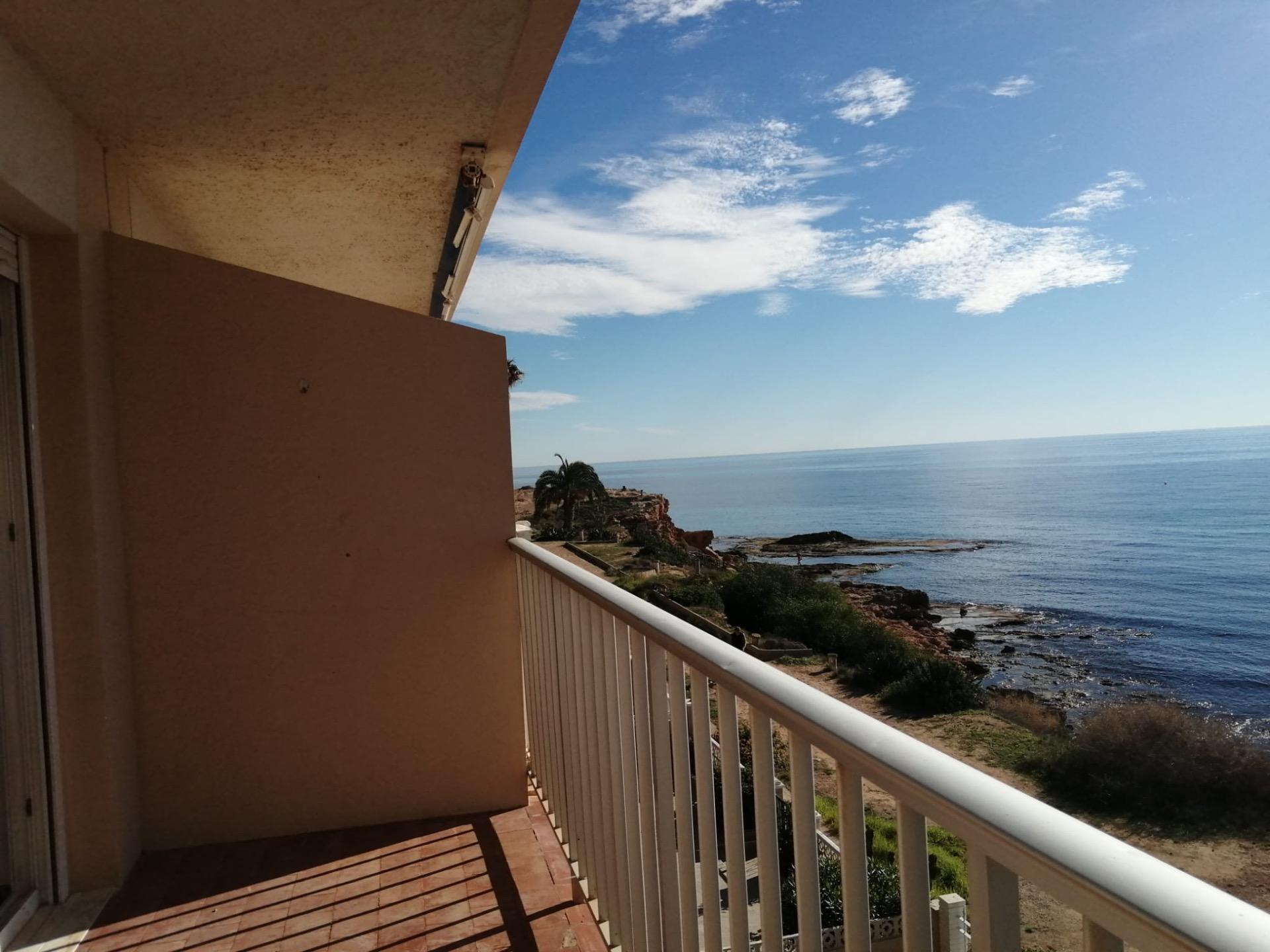 Discover this magnificent apartment located in the sought-after area of Los Frutales, Torrevieja