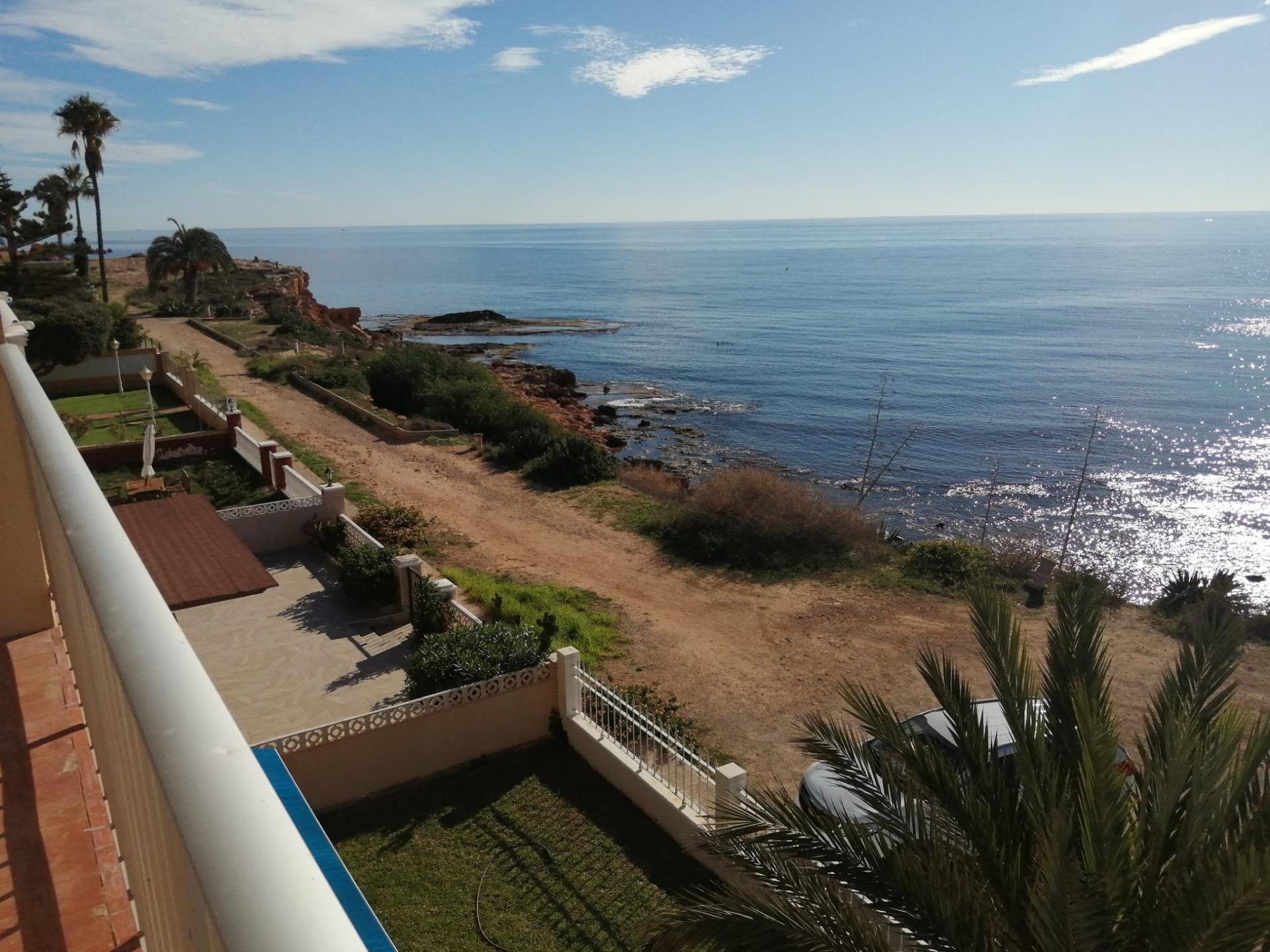 Discover this magnificent apartment located in the sought-after area of Los Frutales, Torrevieja