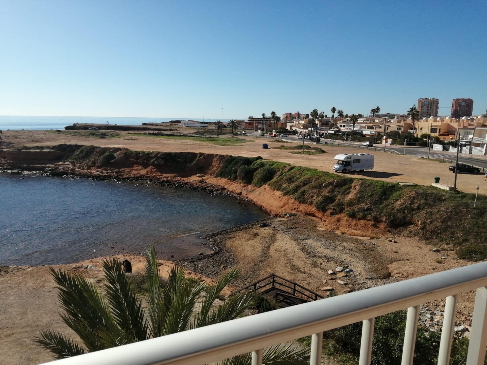 Discover this magnificent apartment located in the sought-after area of Los Frutales, Torrevieja