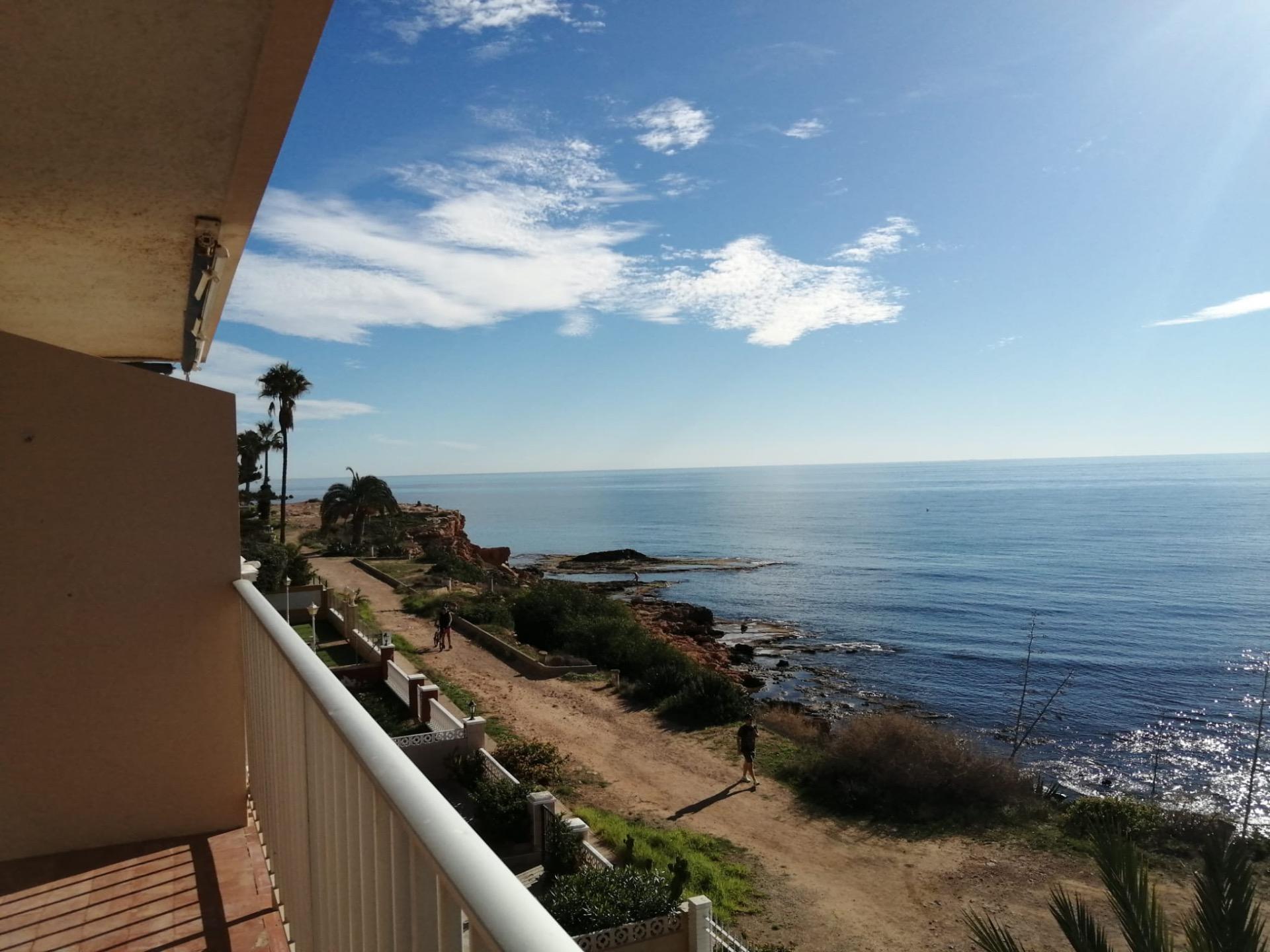 Discover this magnificent apartment located in the sought-after area of Los Frutales, Torrevieja
