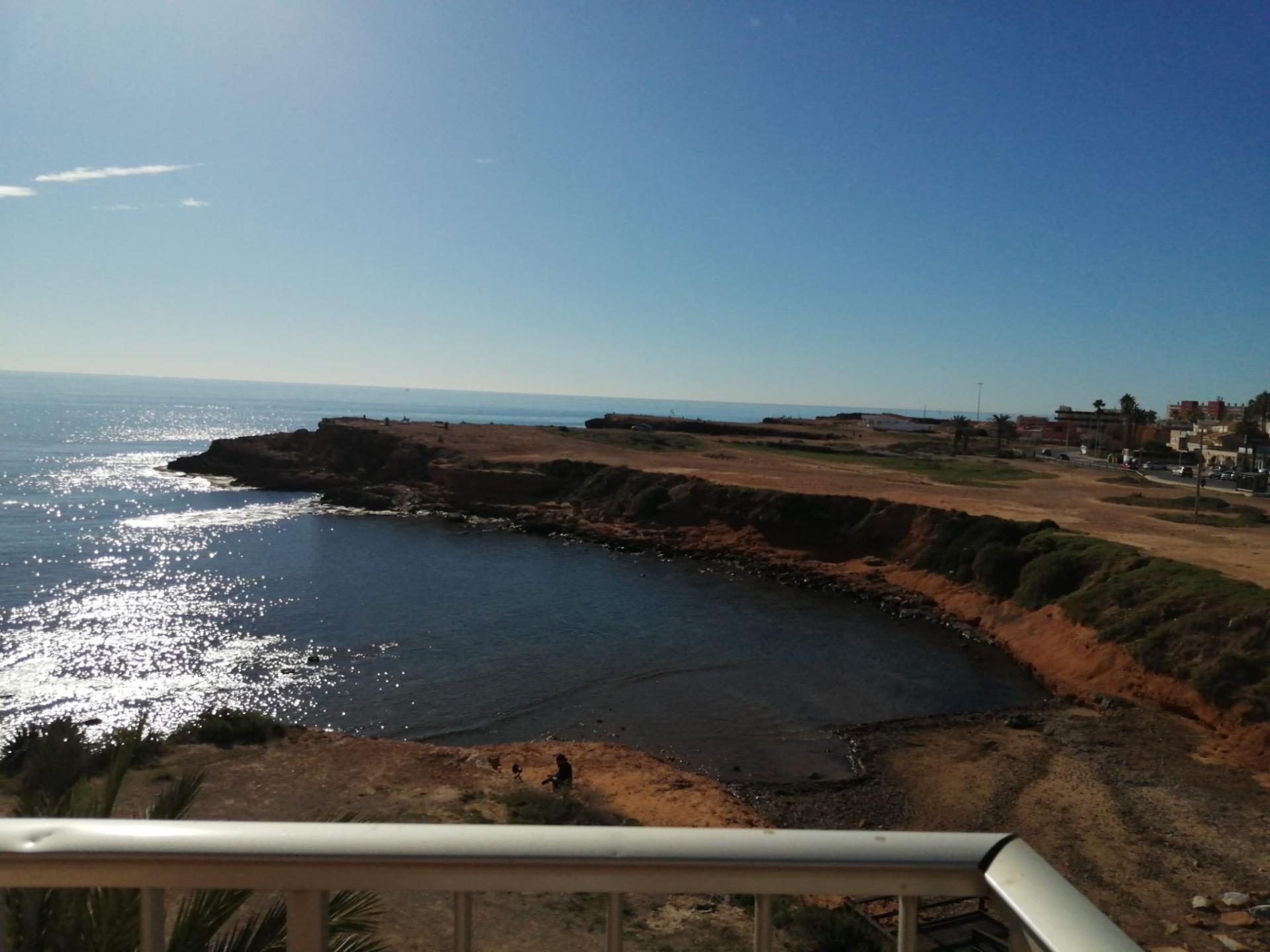 Discover this magnificent apartment located in the sought-after area of Los Frutales, Torrevieja
