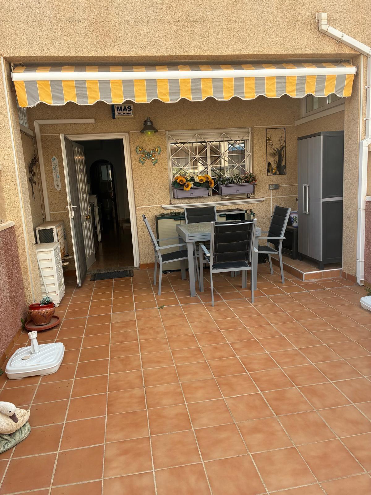 We present an exceptional triplex located in the sought-after Los Almendros area of Orihuela Costa