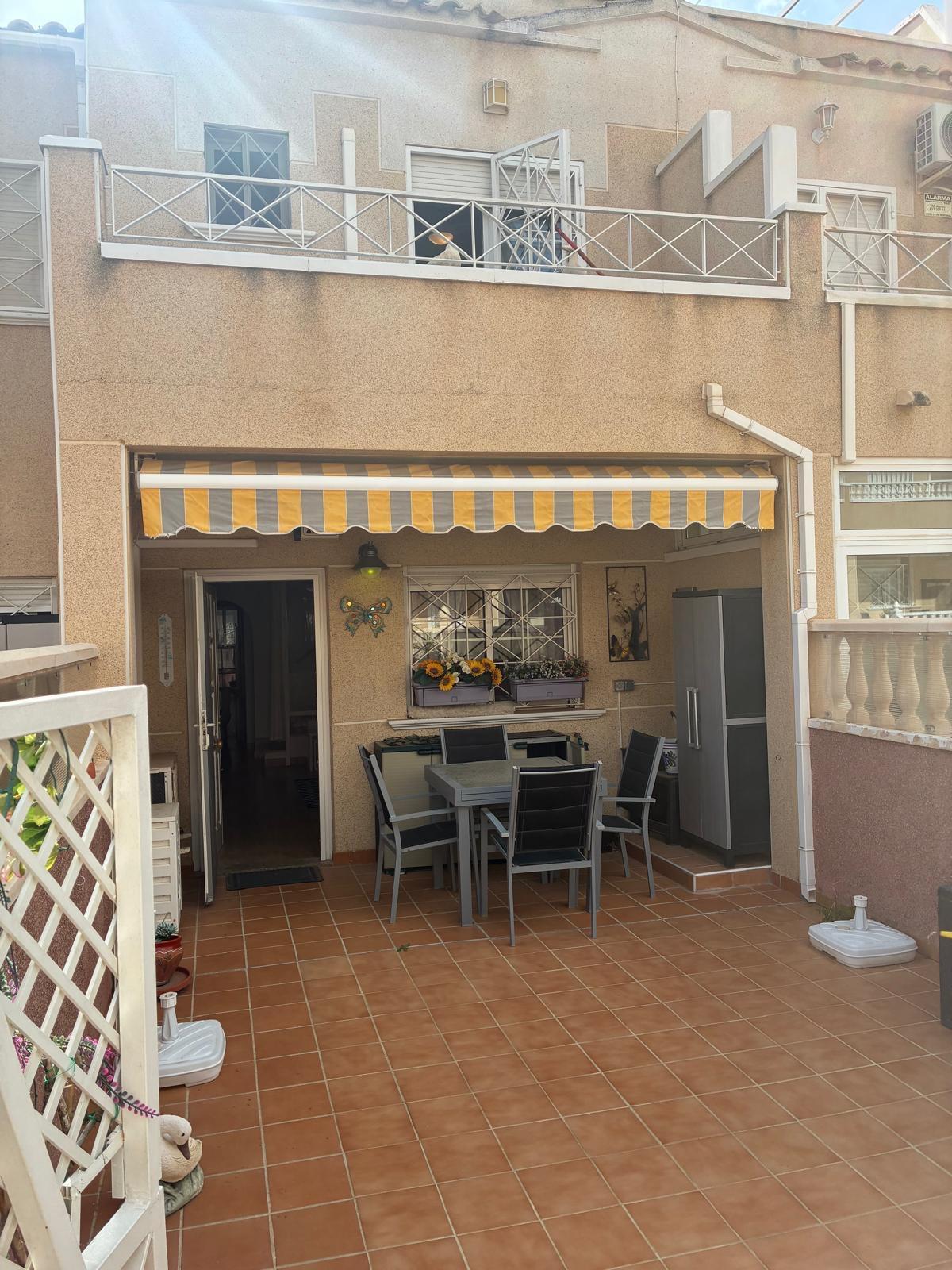 We present an exceptional triplex located in the sought-after Los Almendros area of Orihuela Costa