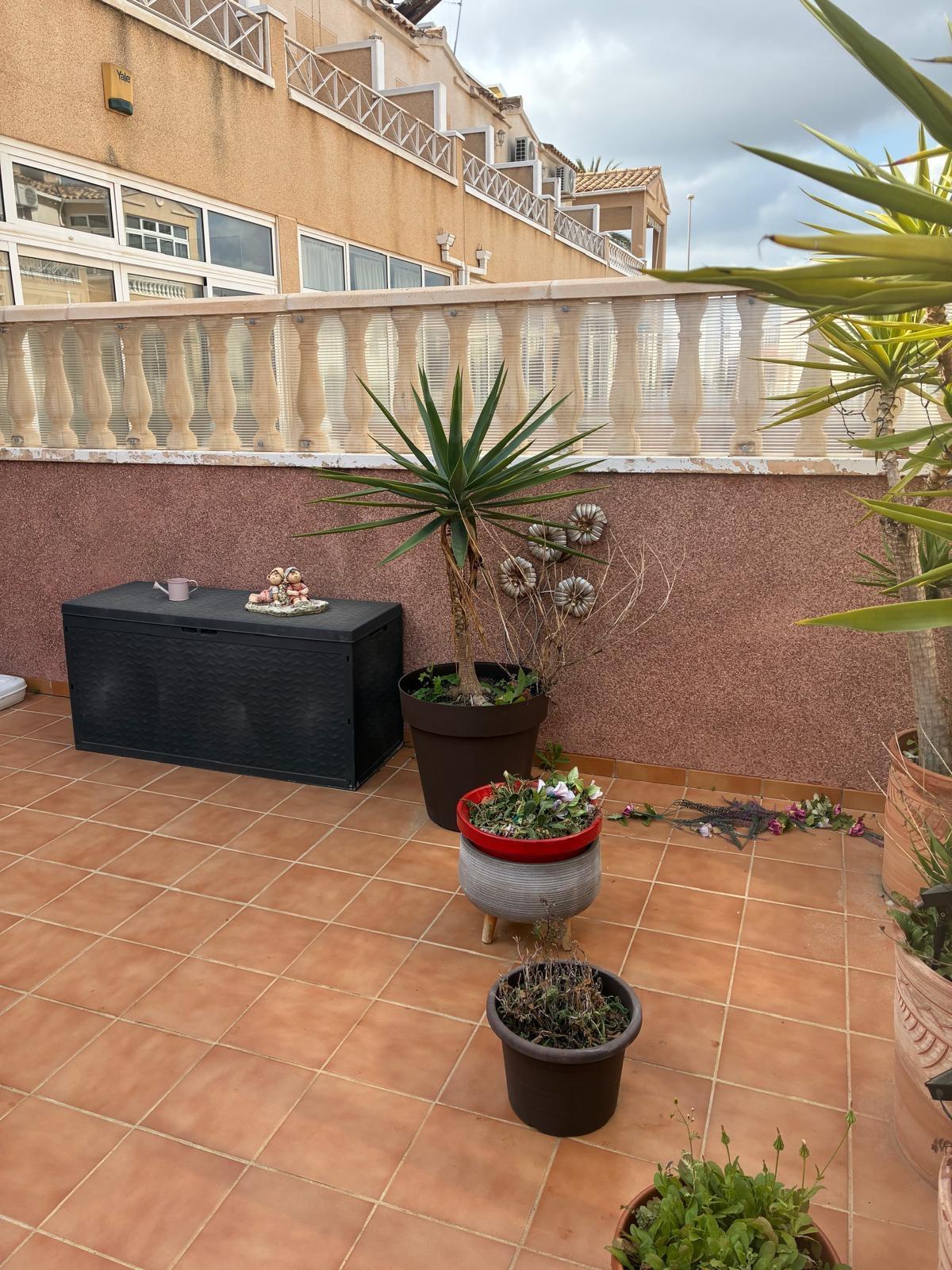 We present an exceptional triplex located in the sought-after Los Almendros area of Orihuela Costa