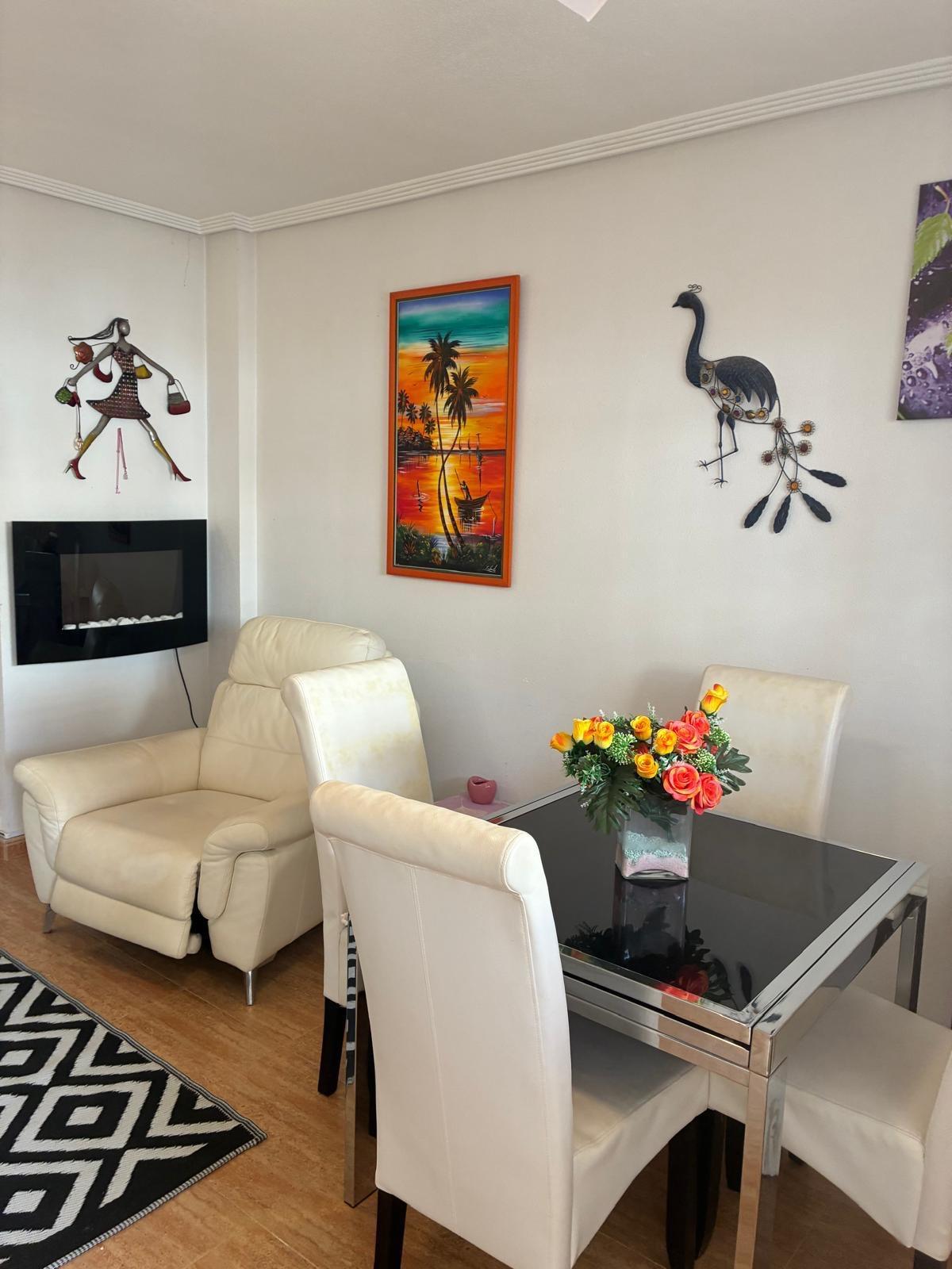 We present an exceptional triplex located in the sought-after Los Almendros area of Orihuela Costa