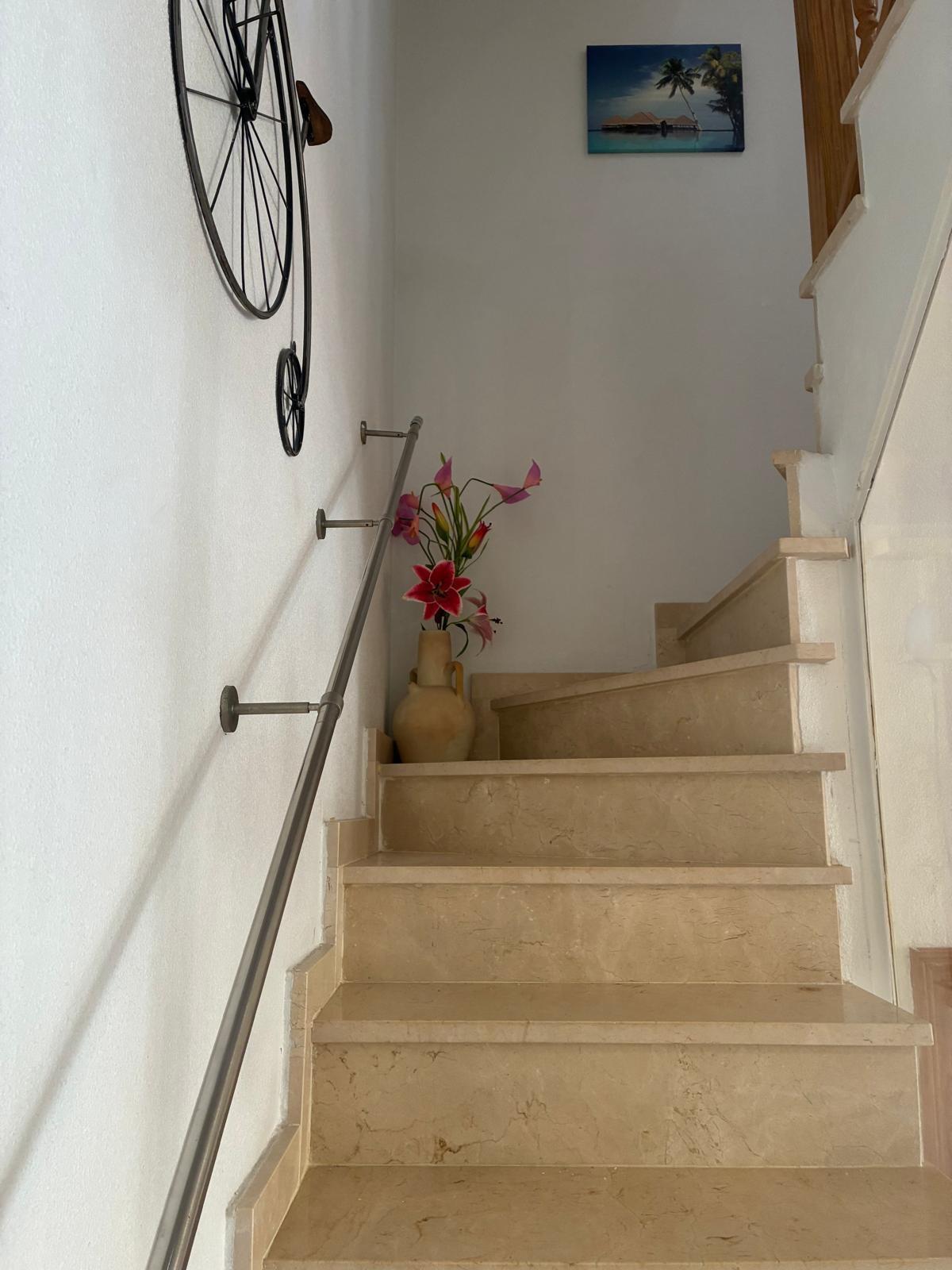 We present an exceptional triplex located in the sought-after Los Almendros area of Orihuela Costa