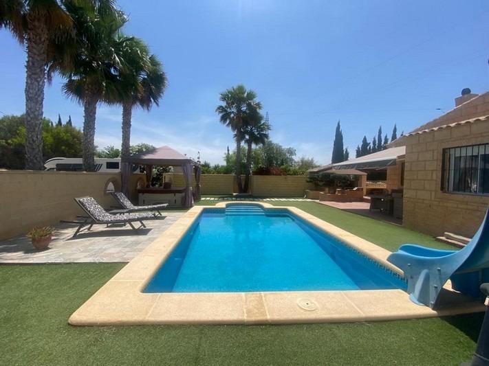 Bathroom in villa for sale in Albatera