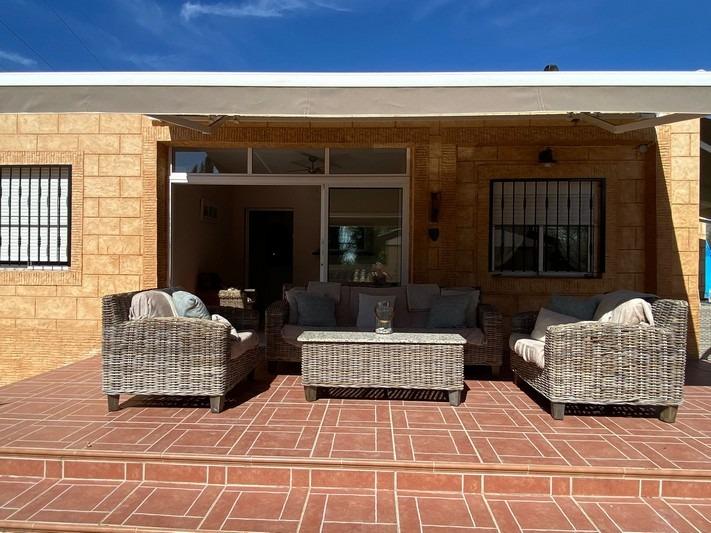 Bedroom in villa for sale in Albatera