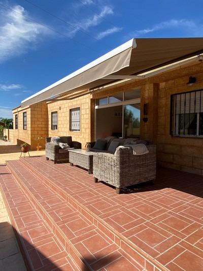 Exterior view in villa for sale in Albatera