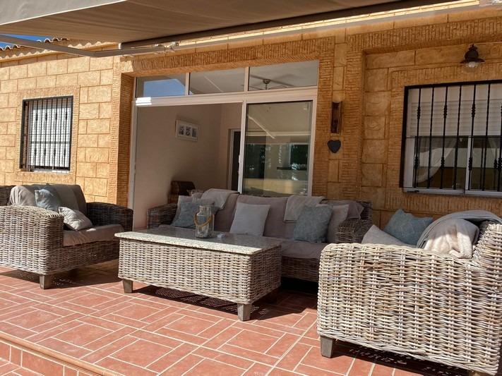 Garden in villa for sale in Albatera