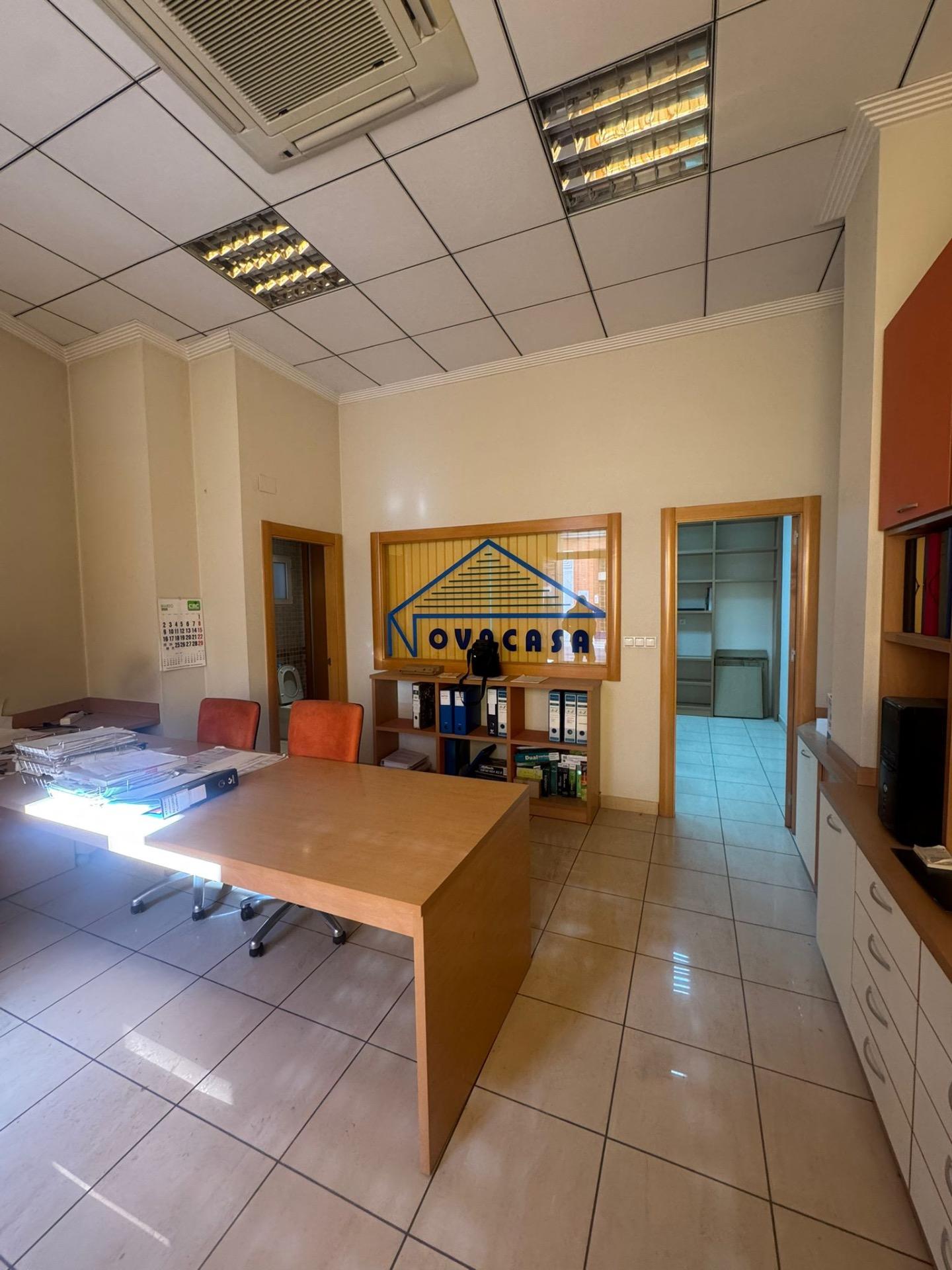 Bedroom in commercial for sale in Bigastro