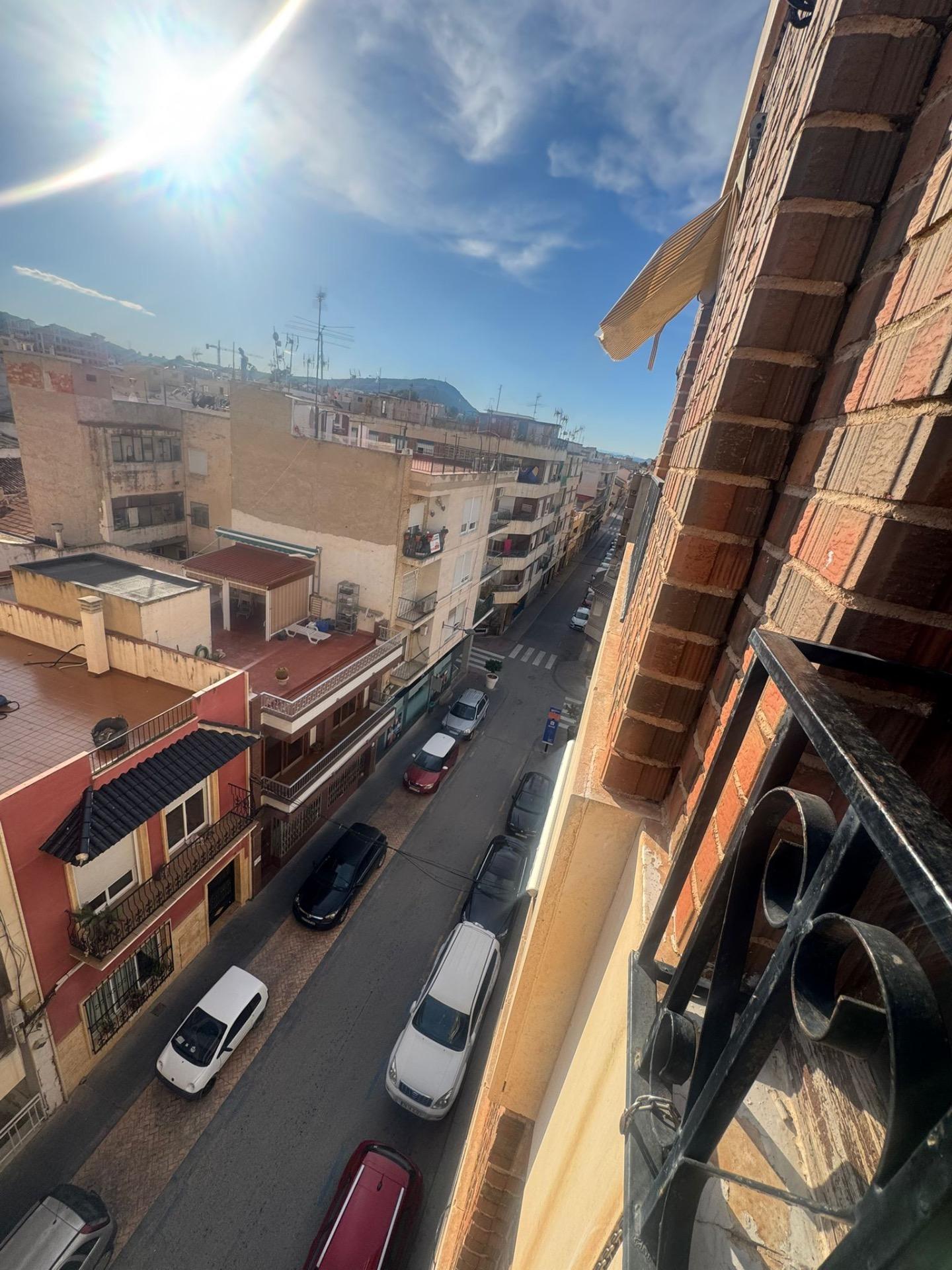 We present an attractive apartment located in the heart of Bigastro, ideal for those seeking the com