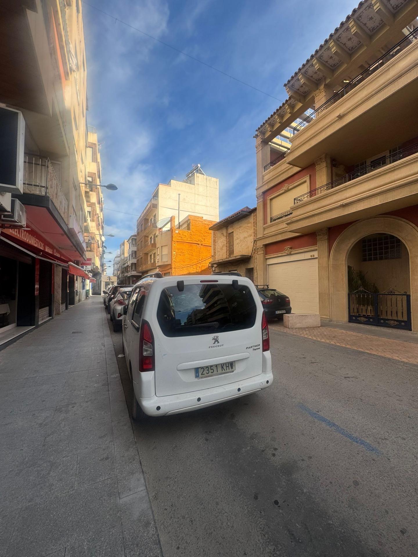 We present an attractive apartment located in the heart of Bigastro, ideal for those seeking the com